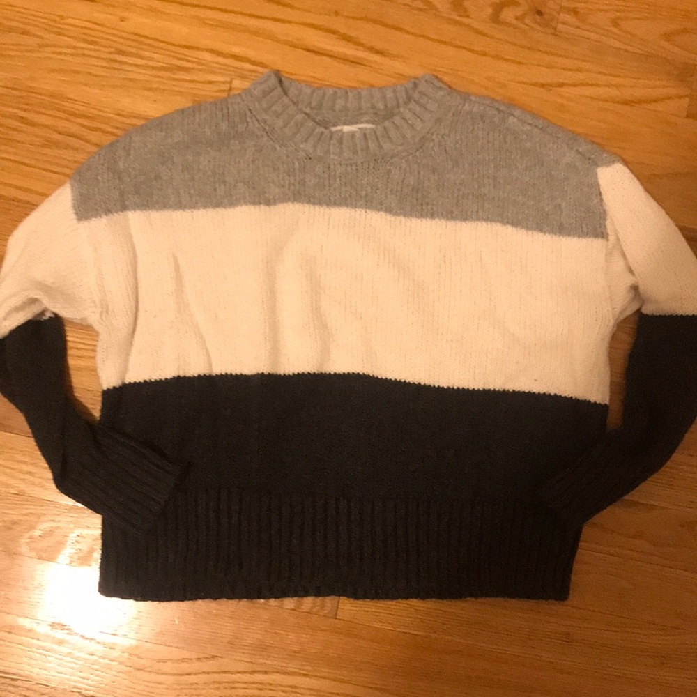 American Eagle colorblock striped sweater 🖤🤍